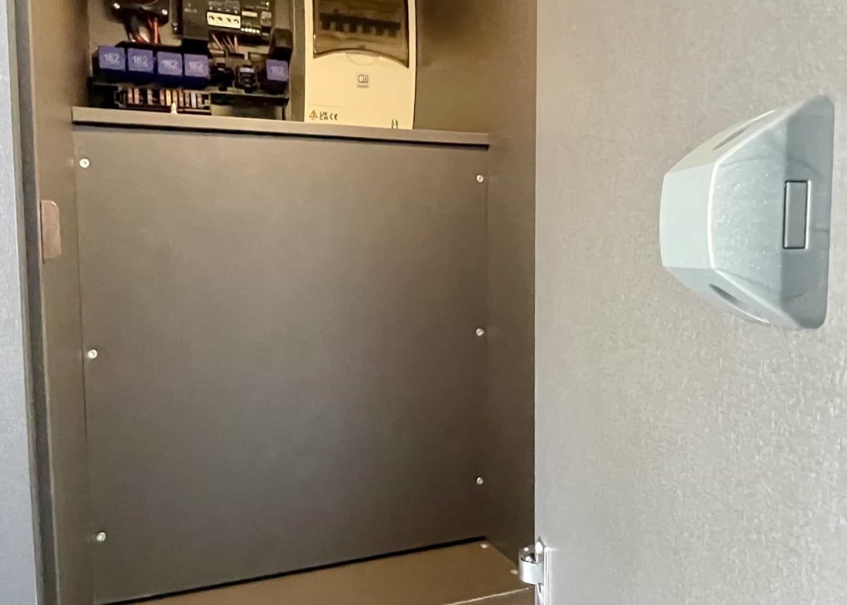 BOS-Akku-Pack im Technikschrank des VW Grand California