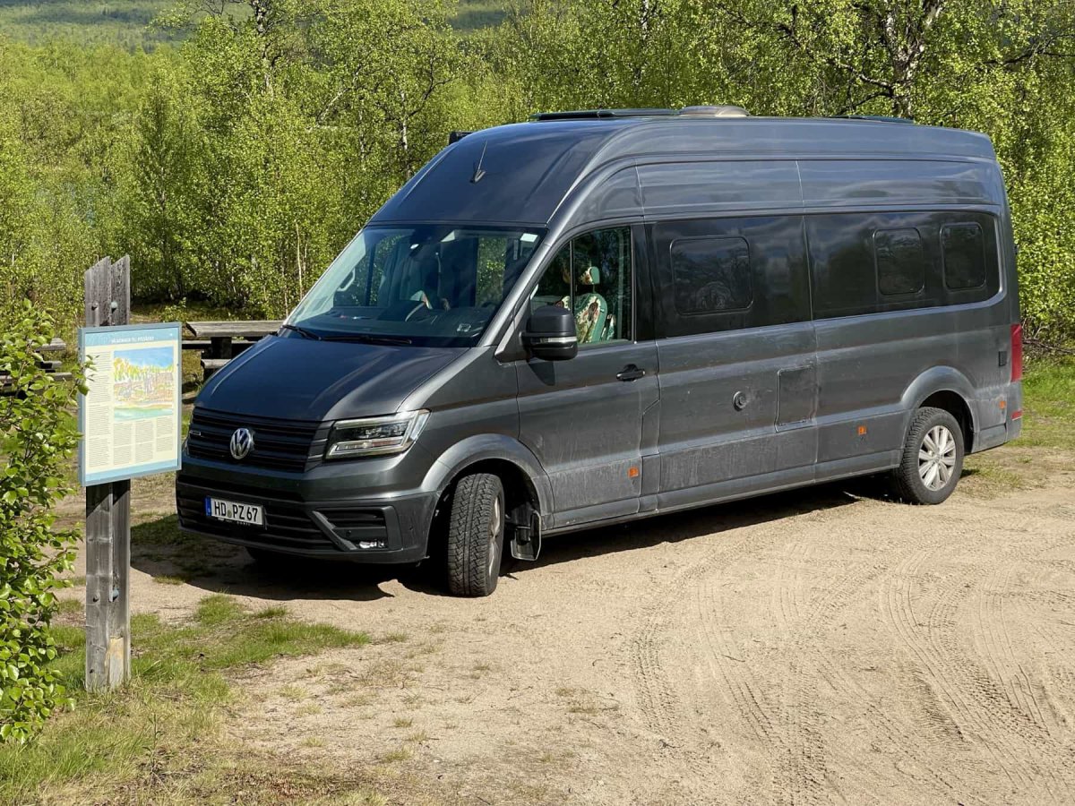 Grand California auf einem Stellplatz in Skandinavien